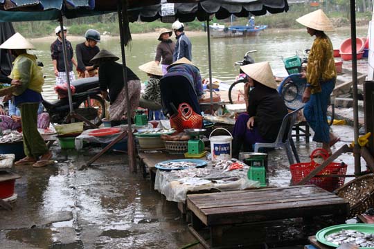 Shoppers & Vendors Come to Market By Boat